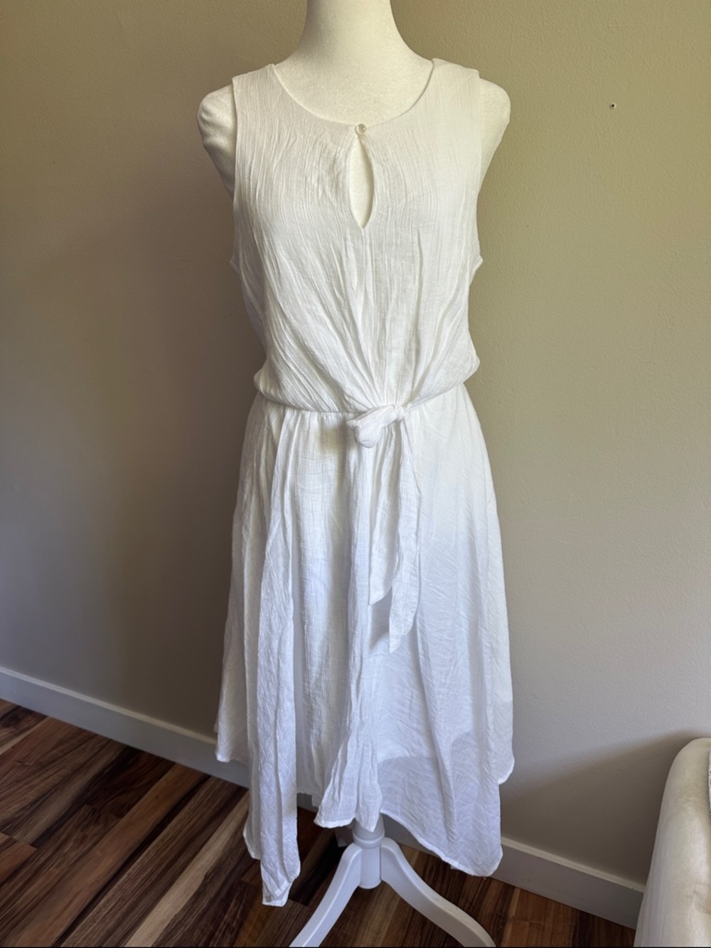 AUW Sleeveless White Tie-Waist Midi Dress with Keyhole